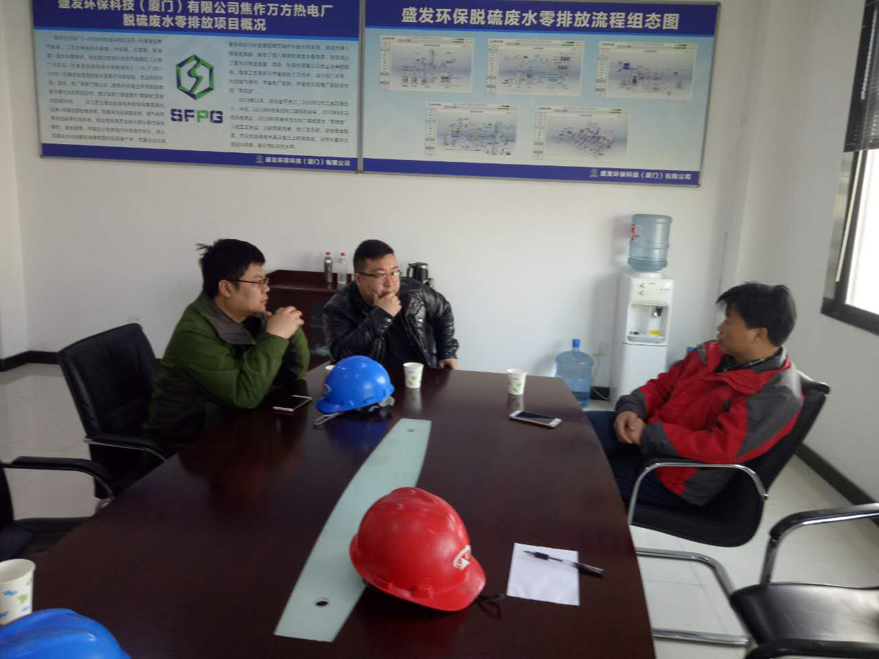 中電投上海成套電器設(shè)計(jì)院劉主任到焦作萬方項(xiàng)目部做技術(shù)交流與合作。